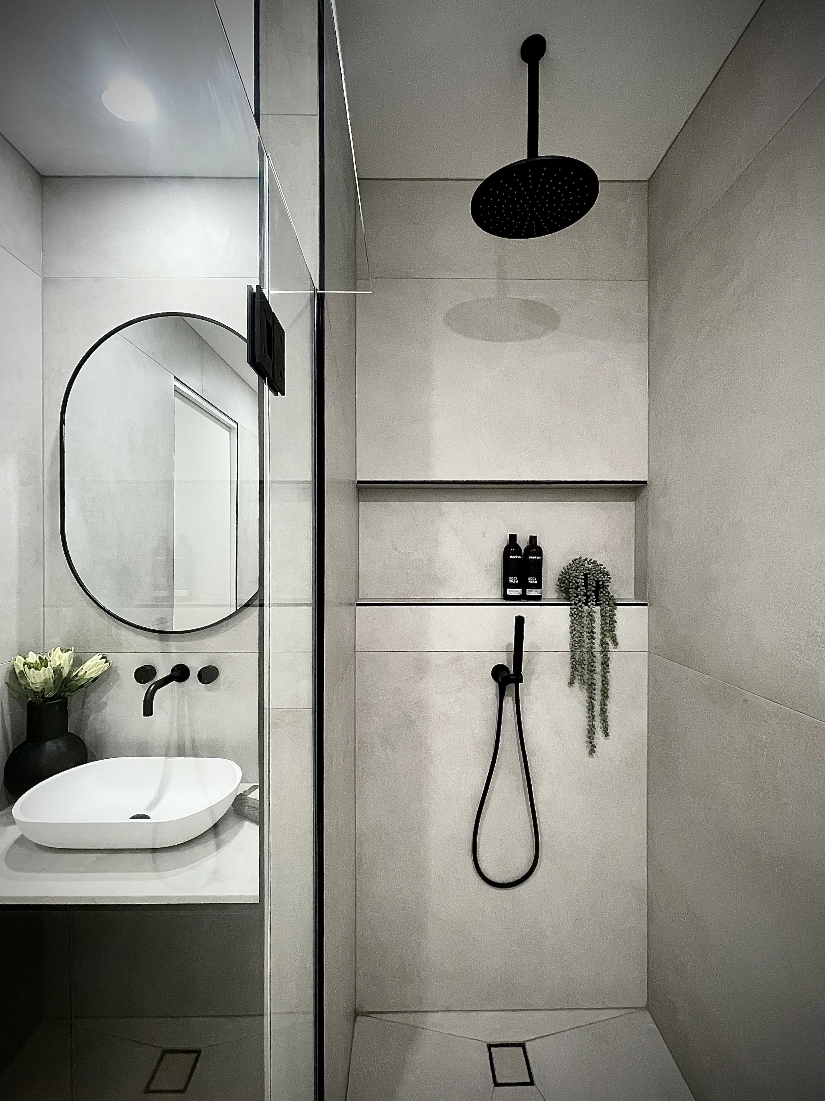 Round Ceiling Shower Arm 300mm - Matte Black - Image 2