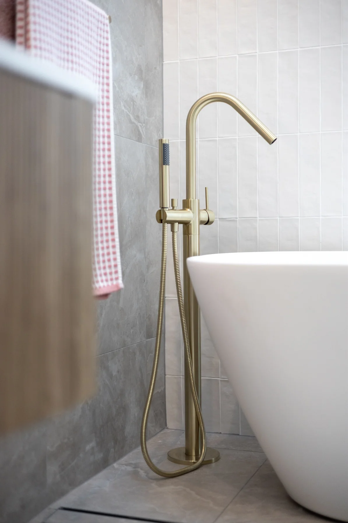 Round Freestanding Bath Spout and Hand Shower - PVD Tiger Bronze - Image 6
